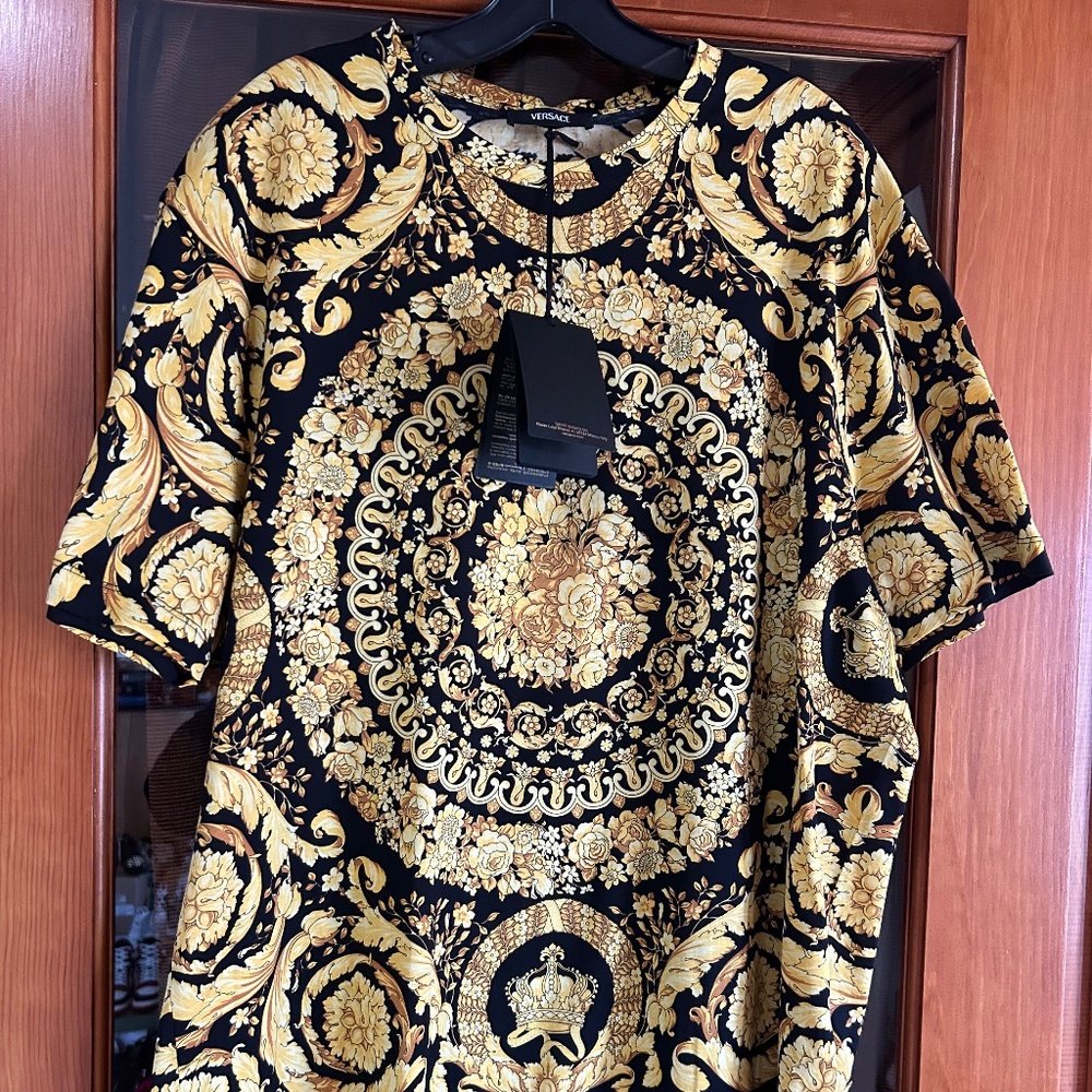 Men’s Versace BAROQUE gold and black  print T-shirt size 5XL. Made in Italy.